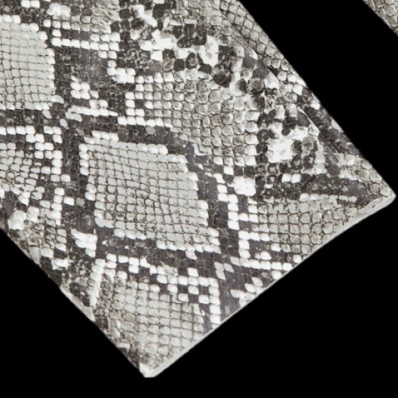 NWT H&M White Snakeskin Coated Leggings Size XS - Picture 3 of 12